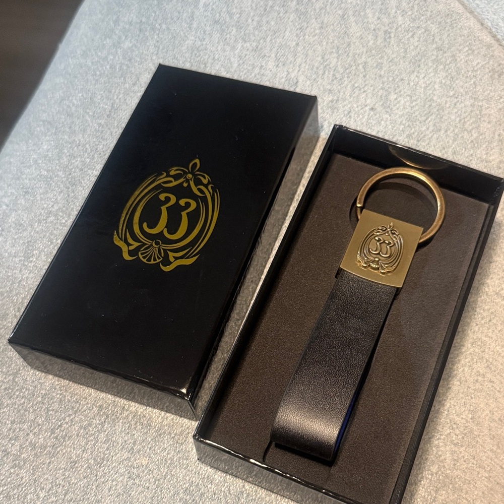 Disney Club 33 Leather Black and Gold Key Holder NWT